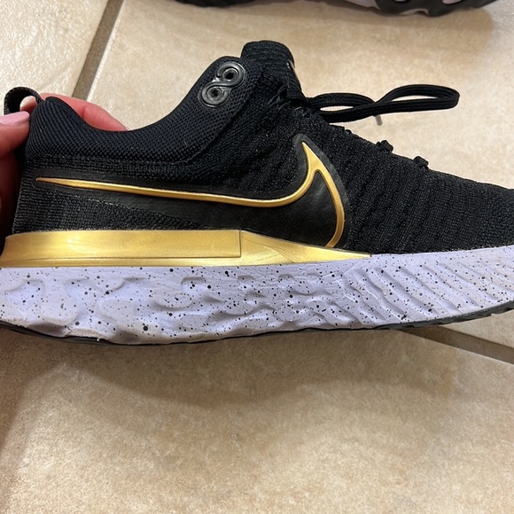 Nike women’s 8.5 react flyknit black tennis shoe - Picture 8 of 9